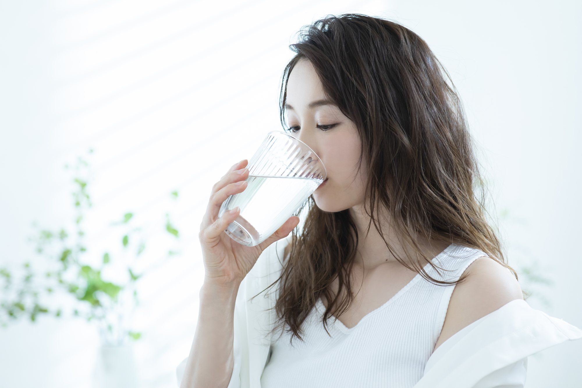 水を飲む女性