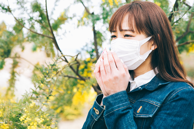 花粉症でマスクする女性